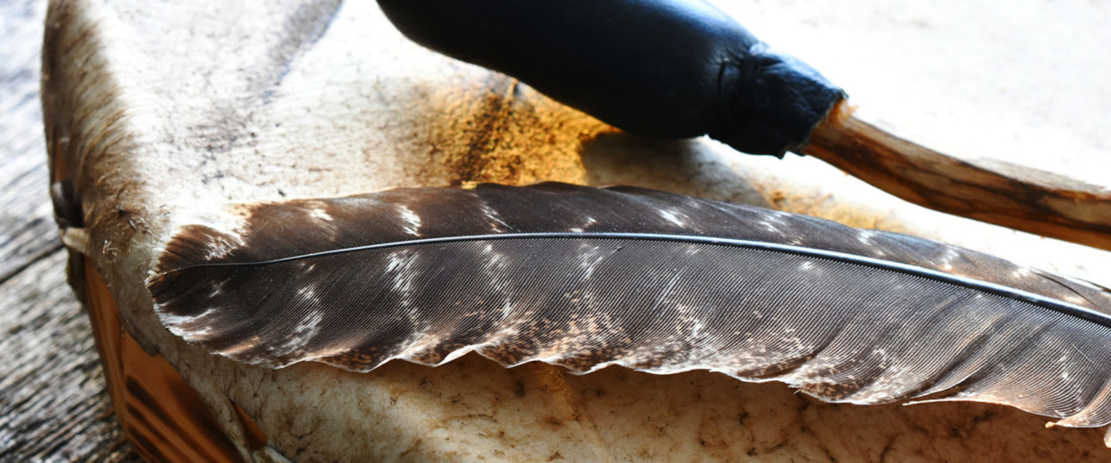 Trommel mit Feder und Trommelschlägel