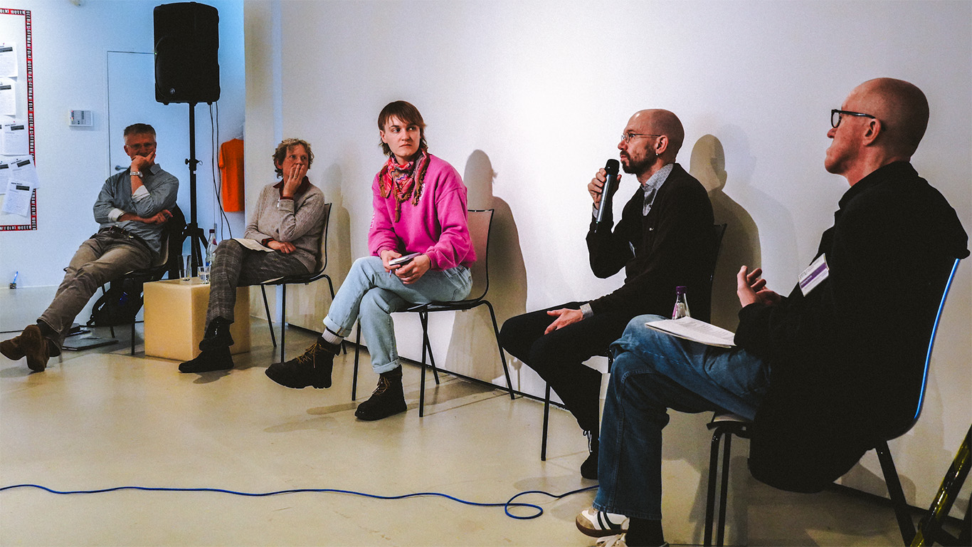 Foto Panel bei Konferenz zur Aufarbeitung in queeren Bewegungen