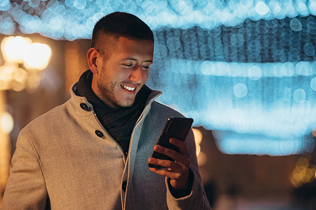 Handy in der Hand mit Spruch auf dem Display