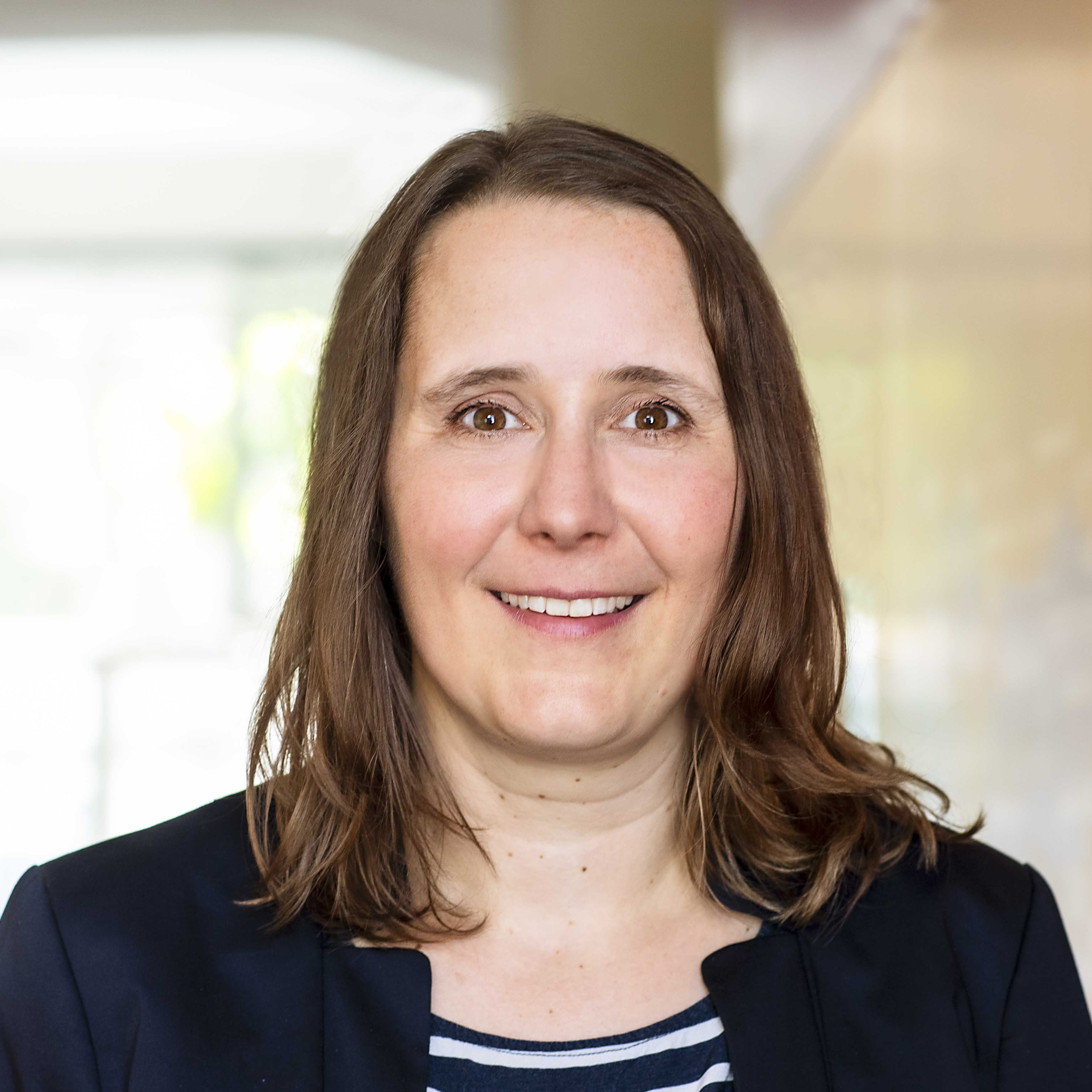 Veronika Nahm, Direktorin. Porträt von Veronika Nahm, eine Frau mit braunem, schulterlangen Haar.