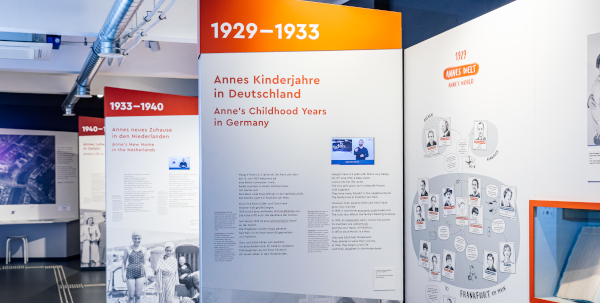 Mehrere Ausstellungswände mit Bild- und Texteelementen sowie Videos in DGS