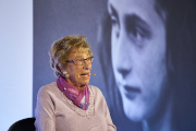 Foto von Eva Schloss, einer ältere Frau mit kurzen blonden Haaren und Brille