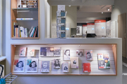 Ein Museumsshop-Regal mit verschiedenen Büchern und Postkarten zu Anne Frank
