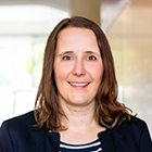 Veronika Nahm, Direktorin. Porträt von Veronika Nahm, eine Frau mit braunem, schulterlangen Haar.