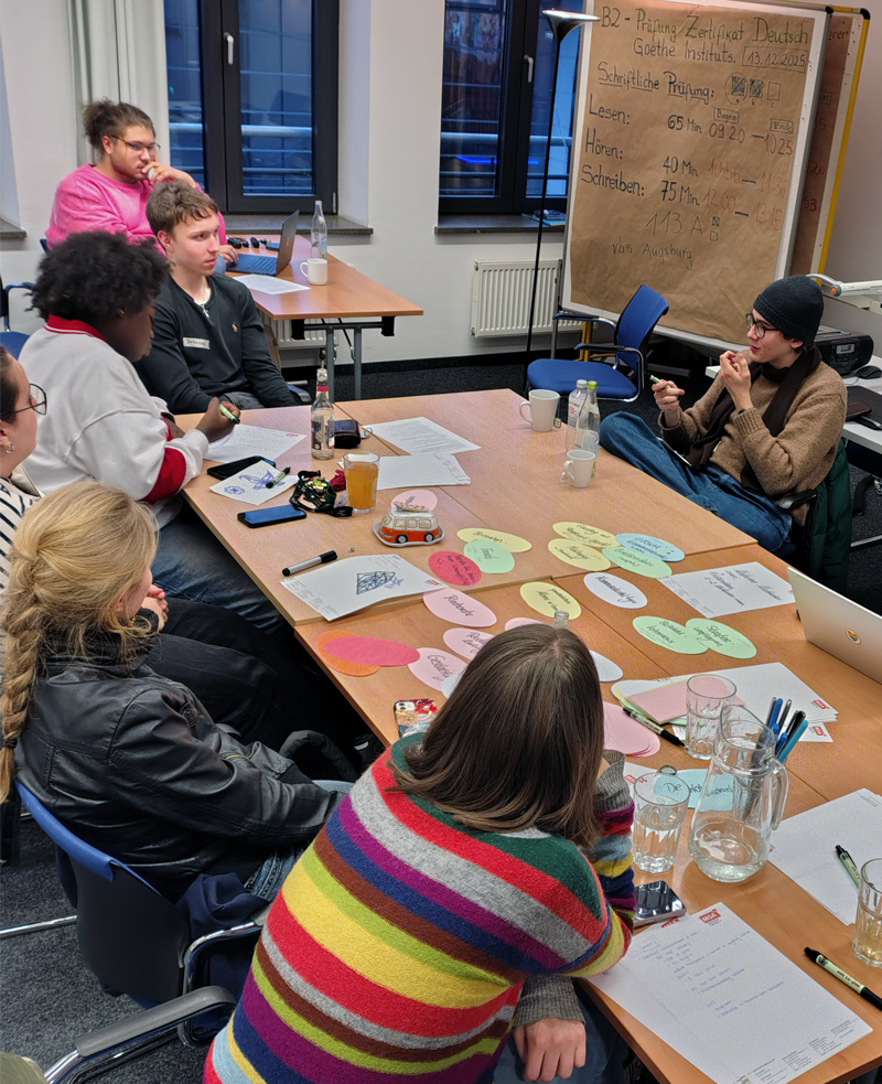 Das Bild zeigt Jugendliche, die um einen Tisch sitzen, der voller Notizen ist. Es zeigt ein Brainstorming während einer Redaktionssitzung des Projekts „Kommunalwahl4you“.