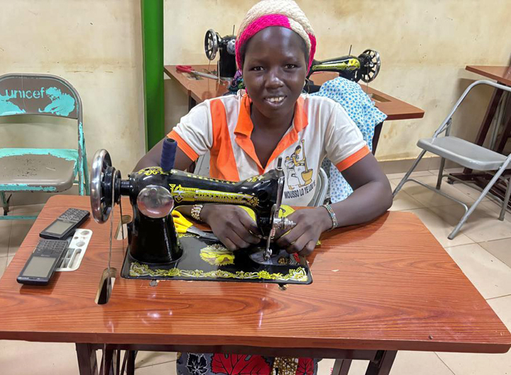 Mariam an ihrer Nähmaschine