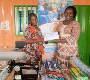 Rasmata übergibt Schneiderzertifikat