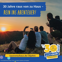 30 Jahre Raus von zu Hause: Jugendliche blickt beim Sonnenuntergang in die Ferne