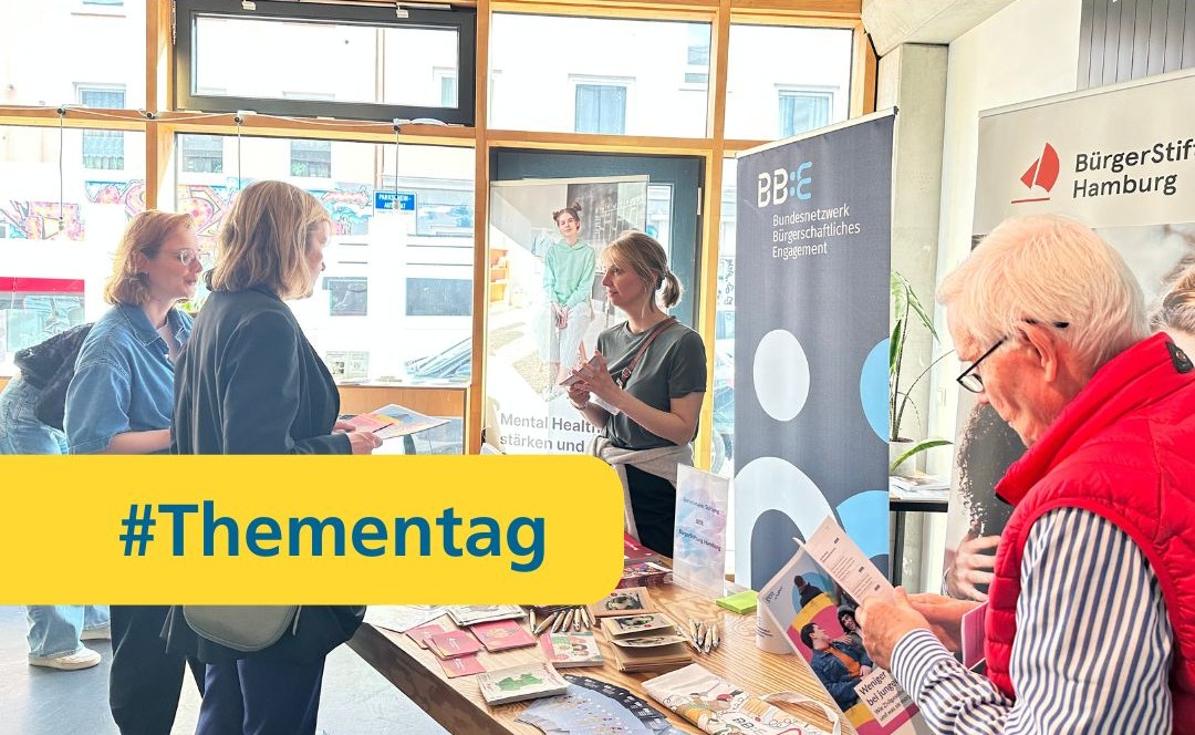 Auf gelbem Hintergrund ist der Umriss von Deutschland gezeichnet. Daneben steht: 20 Jahre Engagement macht stark!