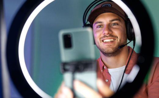 Ein Content Creator bei der Aufnahme eines Videos