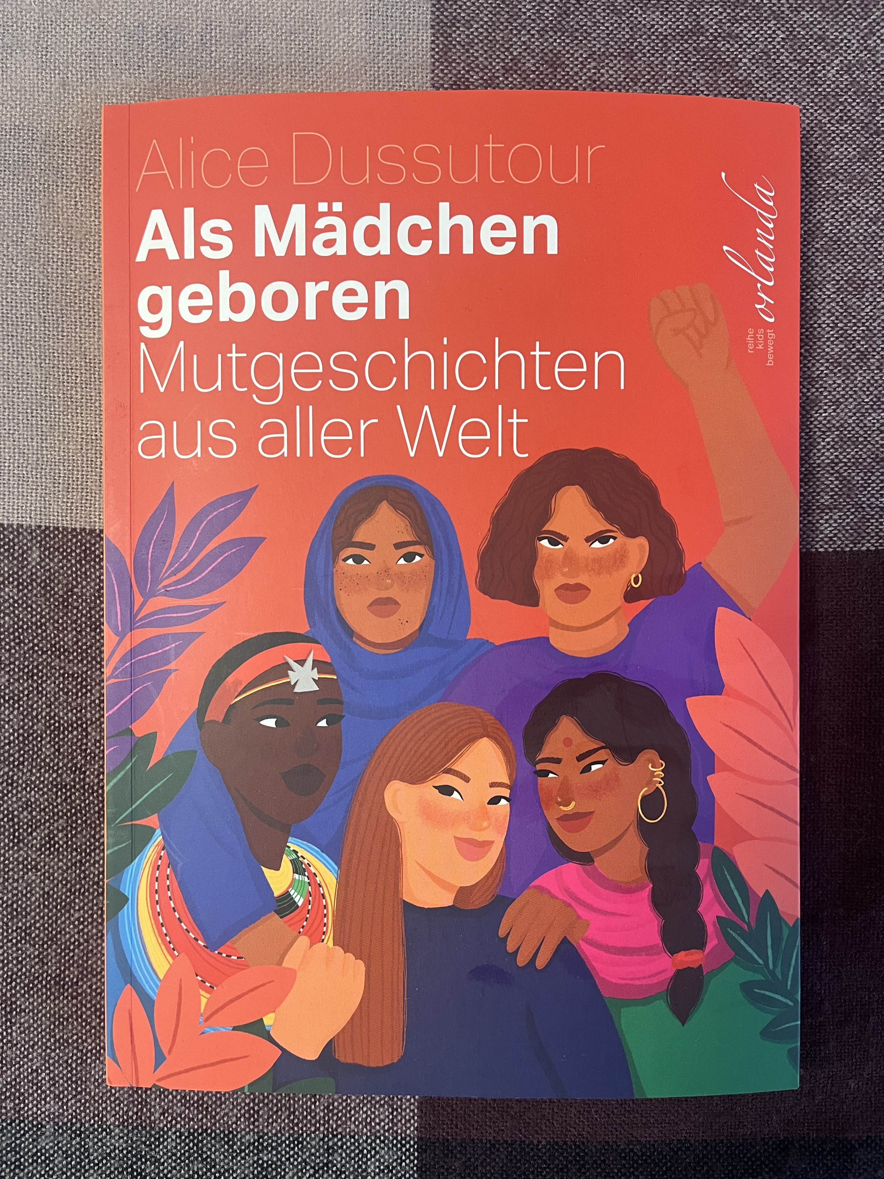 Dussutour, Als Mädchen geboren