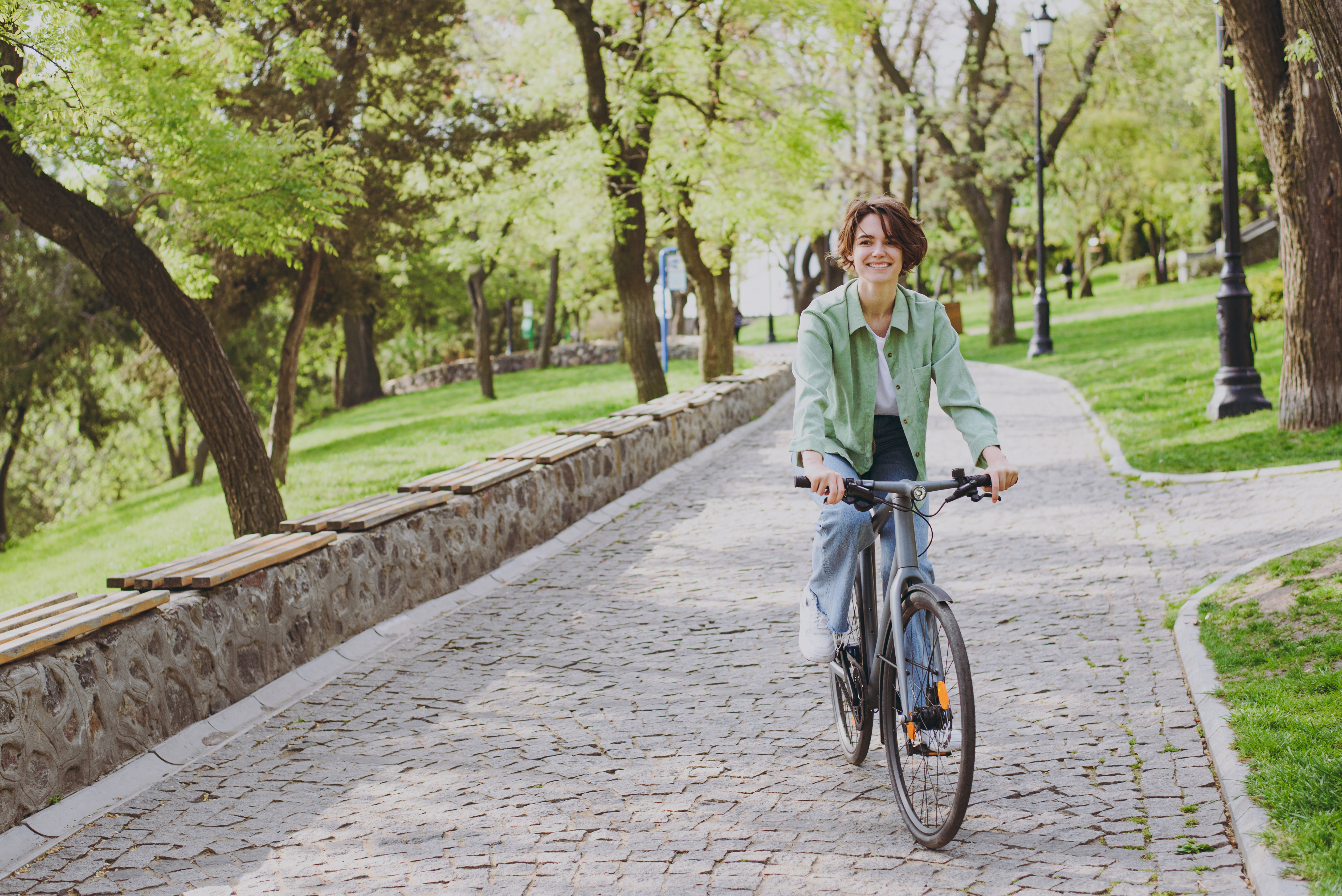 Frau fährt im Park Fahrrad