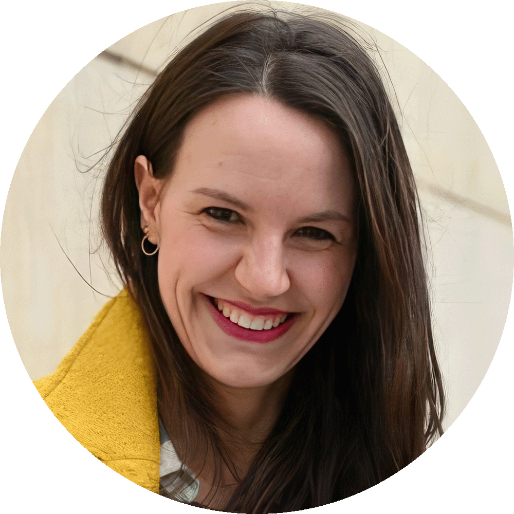 Lächelnde, junge Frau mit offenen, braunen Haaren