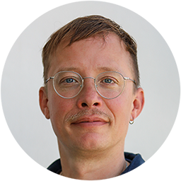 Junge Frau mit Brille und zusammengebundenen Haaren