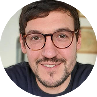 Junge Frau mit Brille und zusammengebundenen Haaren