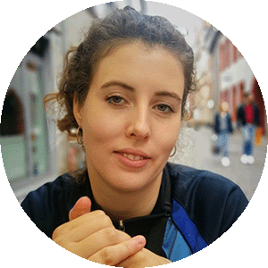 Junge Frau mit Brille und zusammengebundenen Haaren