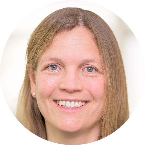 Lächelnde Frau mit blonden Haaren