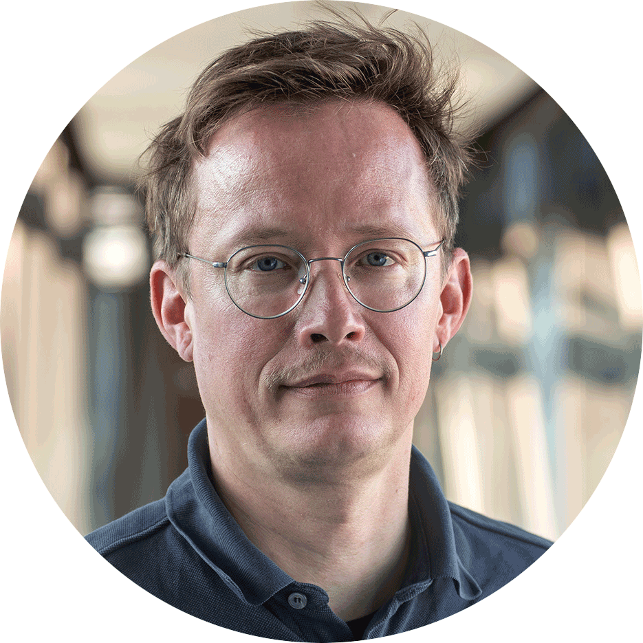 Junge Frau mit Brille und zusammengebundenen Haaren