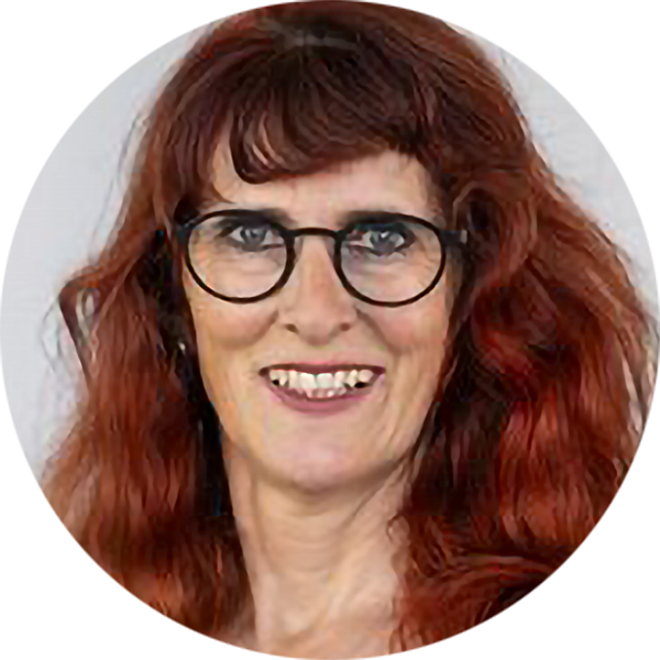 Junge Frau mit Brille und zusammengebundenen Haaren