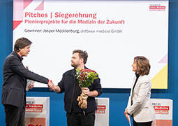 Jasper Mecklenburg von dotbase nimmt seine Gewinnerurkunde entgegen