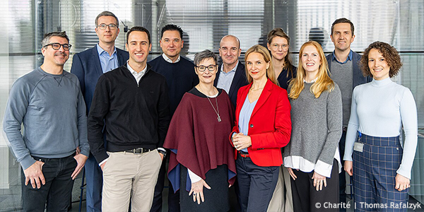 Das ARC-Projektteam (v.l.): Dr. Thiago Ramos Dos Santos, Tim Huse, Avner Shahal (Managing Director), Prof. Dr. Surjo R. Soekadar (Chief Innovation Officer), Dr. Anke Knauf, Thomas Gazlig, Dr. Claudia Keil-Dieckmann, Dr. Johanna Nothacker, Dr. Florentine Kaniess, Martin Viestenz, Dr. Kornelia Johann. 