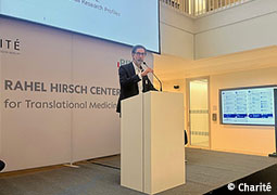 männliche Person am Rednerpult