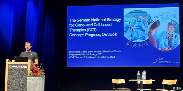 Christian Gallus, Projektleiter der Nationalen Strategie für Gen- und Zelltherapien am Rednerpult der ATMP Sweden 2025 vor einer Leinwand