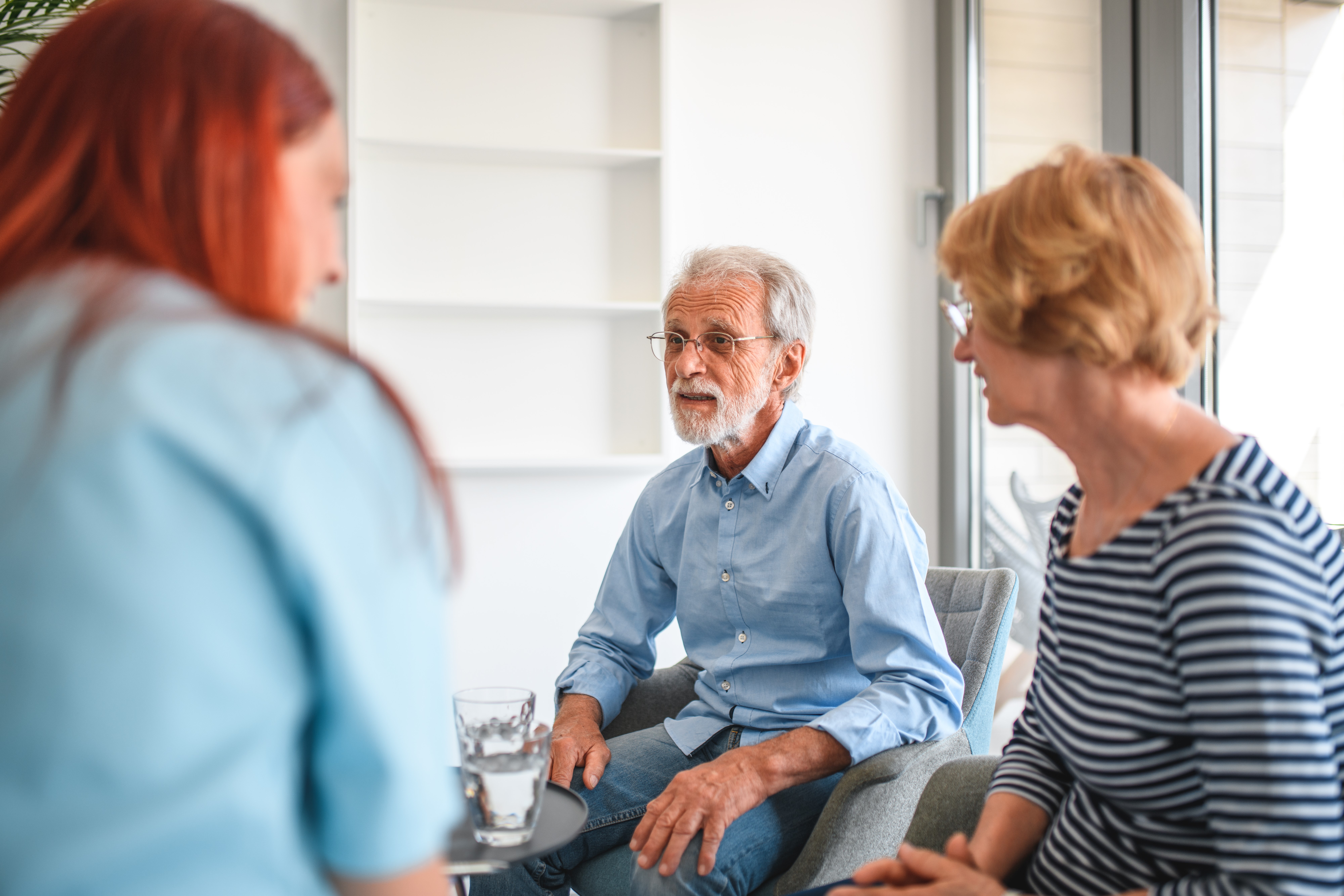 Ein KI-animiertes Bild zeigt eine junge Frau im Seitenprofil. Sie hält ein Gerät zur Vagusnervstimulation in der Hand, welches mit ihrem Ohr verbunden ist.