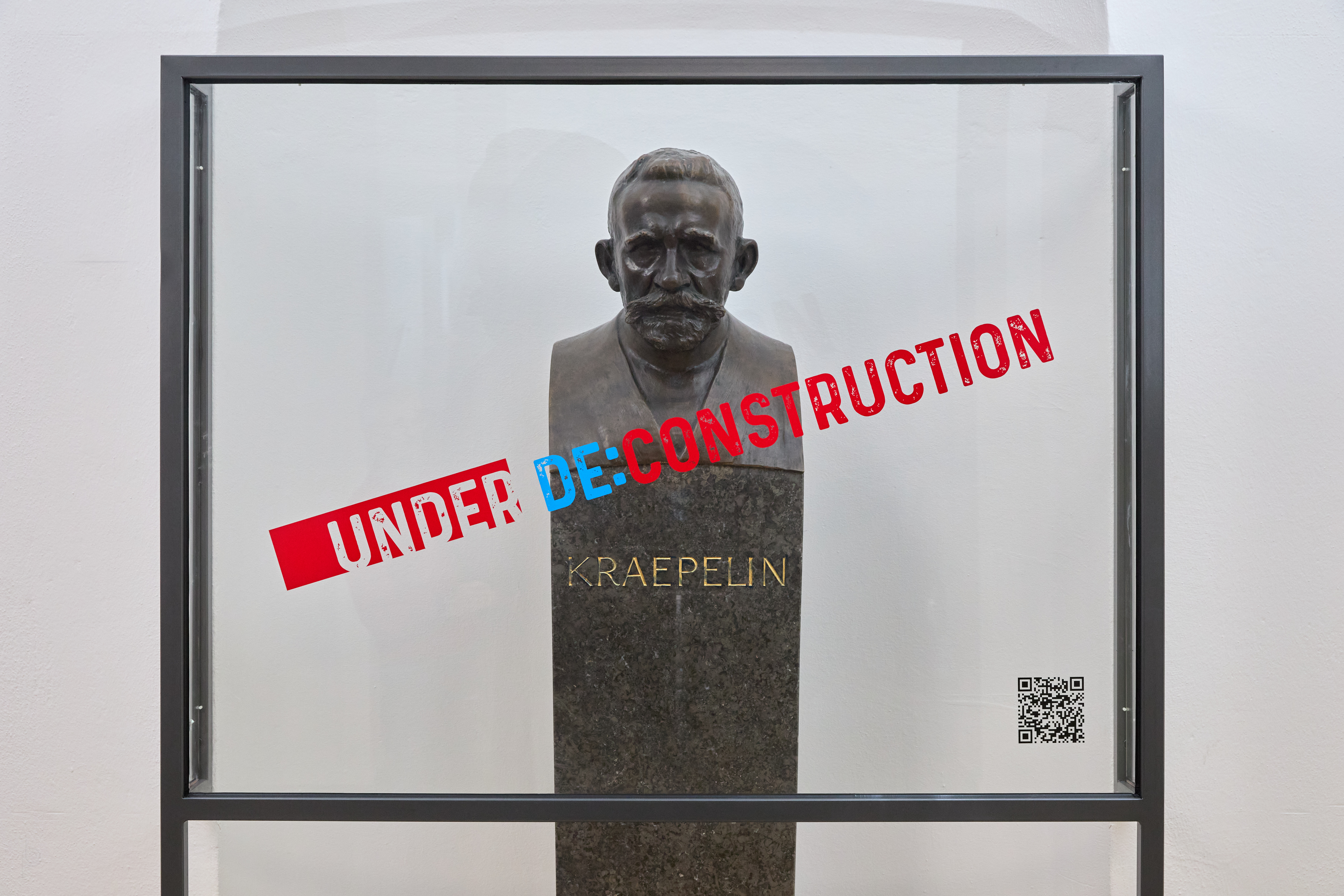 Ein Foto des Tagklinik-Raums: Ein heller Raum mit vielen bunten Sesseln, die im Kreis aufgestellt sind.