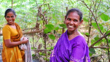 Zwei Frauen umarmen sich im Wald