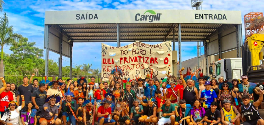 Eine kämpferisches Gruppenfoto mit ca 15 jungen Personen