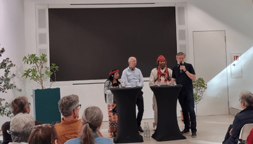 Podiumsdiskussion im Botanischen Garten zwischen indigenen Munduruku und dem Direktor des Botanischen Gartens