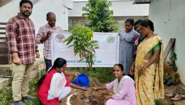 Eine Gruppe Inder:innen pflanze zum Weltumwelttag einen Baum