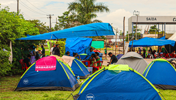 Pressekonferenz mit 10 Menschen