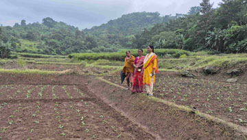 Zwei Frauen umarmen sich im Wald