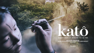 Filmposter. Eine junge Frau bemalt sich das Geischt, im Hintergrund Wald. Daneben der Schriftzug: Katô: Dreams of Dark Earth“