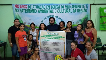 Zwei Frauen umarmen sich im Wald