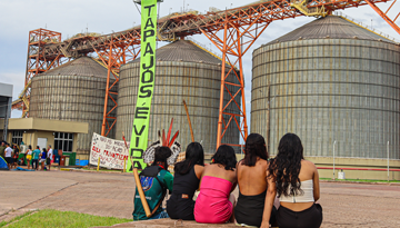 Pressekonferenz mit 10 Menschen