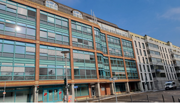 Zwei Frauen umarmen sich im Wald