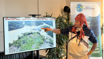 indigener Munduruku hält einen Vortrag