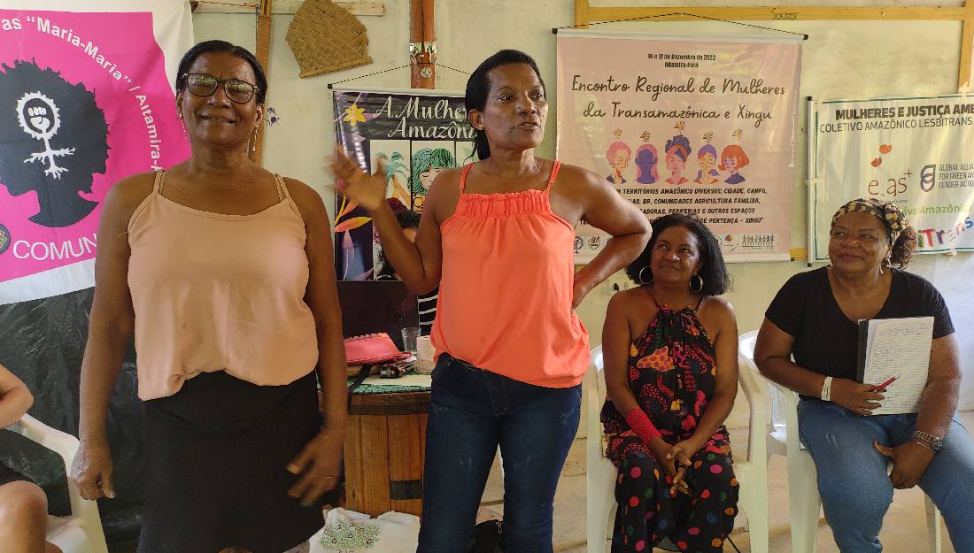 Vier Frauen bei einer Präsentation