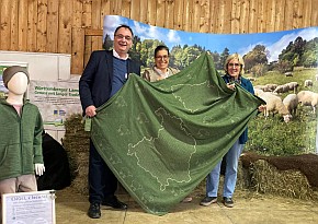 Prof. Dr. Wilhelm Pflanz von der Hochschule Weihenstephan Triesdorf, Veronika Kraiser Geschäftsführerin von FLOMAX Naturmode GmbH und Gabriele Kolompar Geschäftsführerin der Engel Naturkleidung GmbH präsentieren die neuen Locwool Produkte