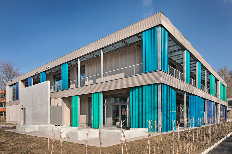 Neubau und Sanierung Adolf-Reichwein-Bildungshaus, Freiburg-Weingarten (Riehle+Assoziierte GmbH+Co.KG, Architekten und Generalplaner, campus GmbH Bauten für Bildung und Sport, Reutlingen | Wolfgang Mittl, Freier Architekt, Breisach am Rhein (LPH 6-8) | Freiraumplanung Sigmund, Landschaftsarchitekten GmbH, Grafenberg) © Andreas Keller