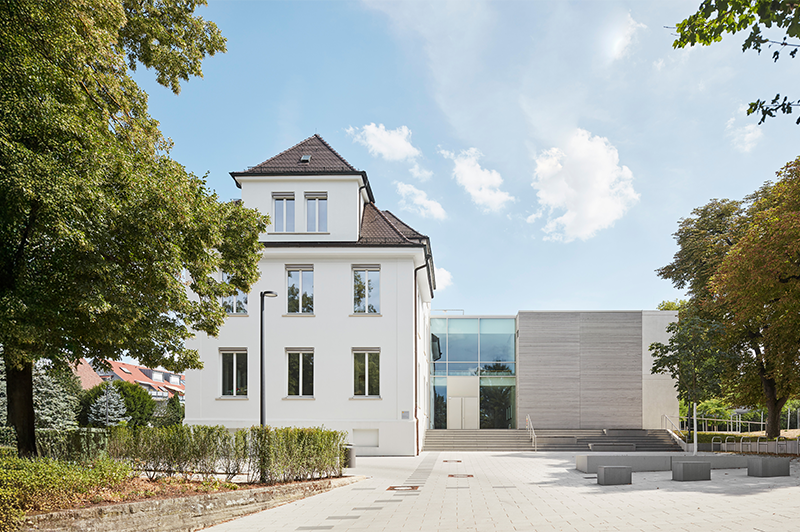 Grundschule Oßweil – Erweiterung und Generalsanierung, Ludwigsburg-Oßweil (Freivogel Mayer Architekten GmbH, Ludwigsburg/Pforzheim | Büro Hink Landschaftsarchitektur GmbH, Schwaigern/Sindelfingen) © Dietmar Strauß