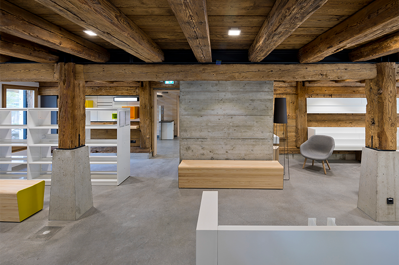 Talvogteischeunen – Mediathek und Verwaltung, Kirchzarten (sutter³ GmbH & Co. KG, Freiburg; Projektleitung: Oliver Hug │ IA: UKW Innenarchitekten PartGmbB, Krefeld (Mediathek); Projektleitung: Elena Janzen) © Jürgen Gocke Fotodesign