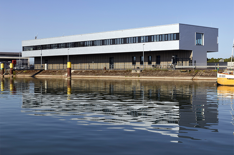 Deutsch-Französische Wasserschutzpolizei-Station, Kehl (Peter W. Schmidt + Assoziierte GmbH & Co. KG, Pforzheim/Berlin; Projektleitung: Frank Spallinger | Kunst am Bau: Flora Fritz, Künstlerin, Amsterdam (Niederlande)) © Stefan Müller