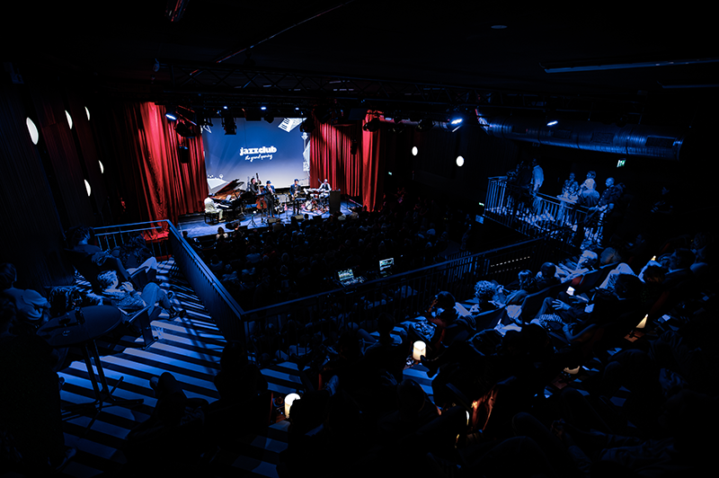 Umbau Kino "Die Kurbel" zu Konzertsaal, Bar und Kino, Karlsruhe-Innenstadt West (lennermann krämer architekten PartGmbB, Karlsruhe | Innenarchitektur: NoBLå – Raumkonzepte & Gestaltung GbR, Karlsruhe; Lichtarchitektur: ZWILICHT | Büro für Lichtplanung Florian Jäger, Karlsruhe) © Paul Needham