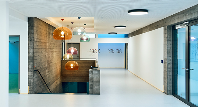 Ausgezeichnet für Beispielhaftes Bauen: Generalsanierung Achert-Schule in Rottweil (Stadt Rottweil, Fachbereich Hochbau und Gebäudemanagement, Abteilung Hochbau (LPH 1-2) | Architekturbüro Löffler, Rottweil Ausführungsplanung (LPH 3-9) | Freianlagen (LPH 1-9)) © Nico Pudimat