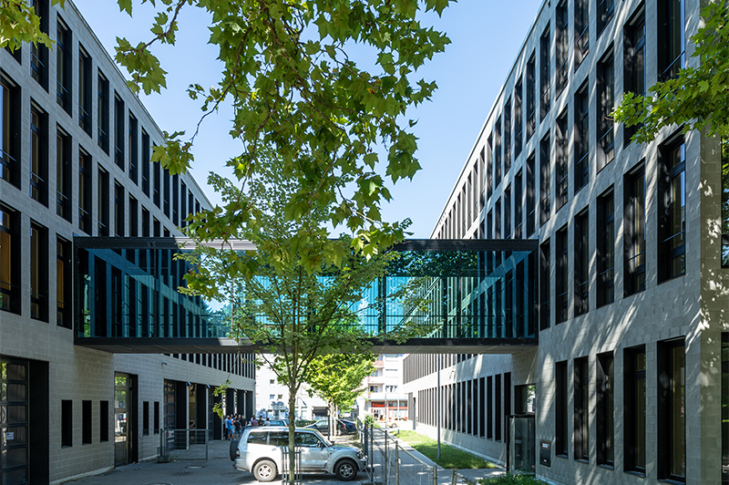 Gewerblich-Technische Schule, Offenburg (Lehmann Architekten GmbH BDA - DWB, Offenburg/Berlin; Projektleitung: Anton Huber, Architekt | Landschaftsarchitektur: Pit Müller, Landschaftsarchitekt BDLA im Büro a2 Landschaftsarchitekten GmbH, Freiburg im Breisgau) © Olaf Herzog
