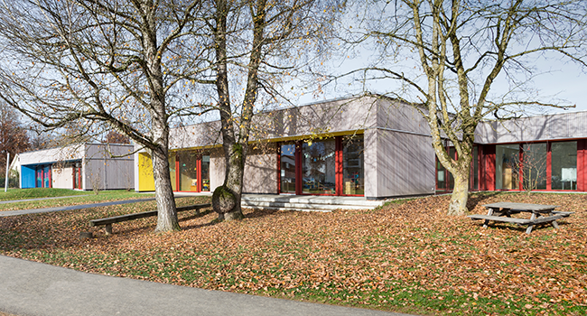 Inklusionskindergarten Regenbogen | roterpunkt architekten, Kistler, Sohn, Waizenegger Architektenpartnerschaft mbB, Ravensburg | Landschaftsarchitektur: roterpunkt architekten mit freiraumsüd, Robert Wagner, Landschaftsarchitekt, Ravensburg © Julia Schostok